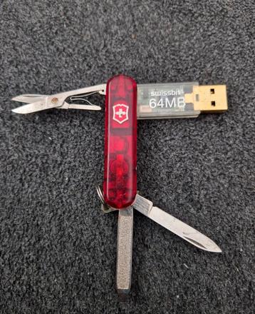 Victorinox Swissbit zakmes met USB 64MB én  lampje beschikbaar voor biedingen