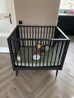 Zwarte box met matras, hoeslaken en boxkleed, Kinderen en Baby's, Boxen, Ophalen, Zo goed als nieuw, Boxkleed