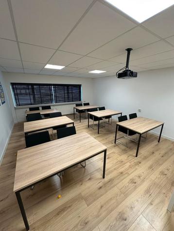 6 Nieuwe kantoor tafels.  Zwarte poten eiken blad. beschikbaar voor biedingen