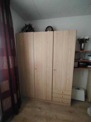 Complete slaapkamer: bed, nachtkastje, kleding- & boekenkast beschikbaar voor biedingen