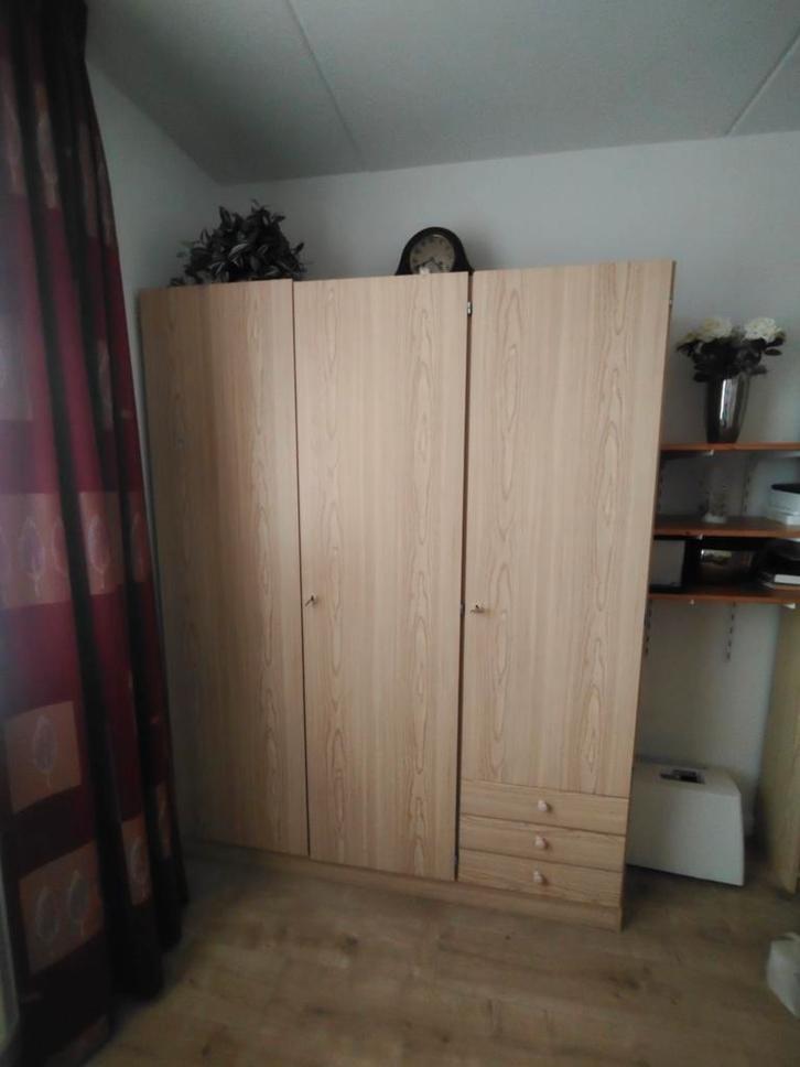 Complete slaapkamer: bed, nachtkastje, kleding- & boekenkast, Huis en Inrichting, Slaapkamer | Complete slaapkamers, Gebruikt