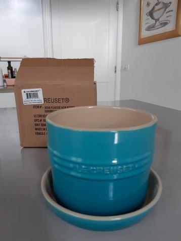 Le Creuset Kruidenpot met onderschotel Caribbean beschikbaar voor biedingen
