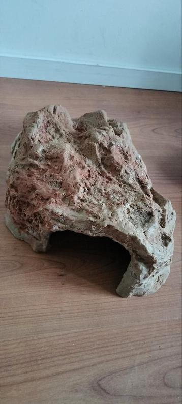 Stenen grot voor reptiel beschikbaar voor biedingen