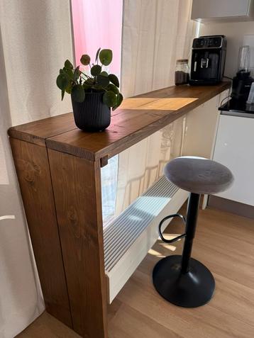 Bar tafel en barkruk beschikbaar voor biedingen