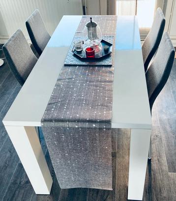 Eettafel met 4 grijze stoelen beschikbaar voor biedingen
