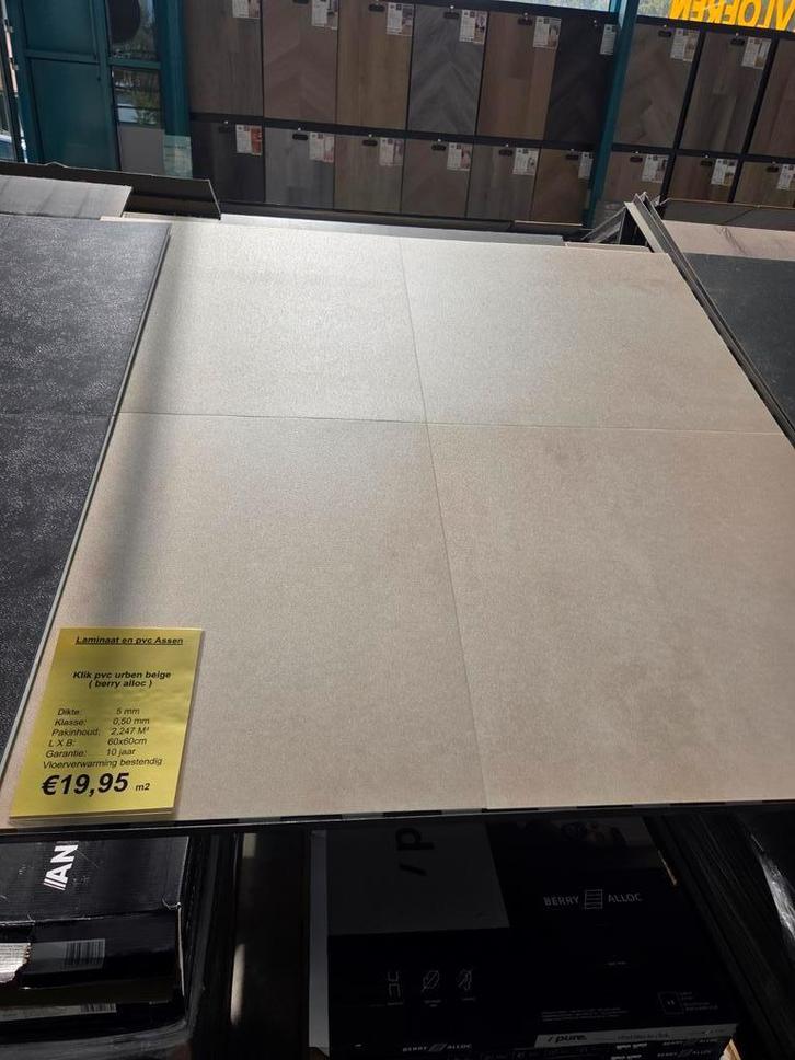 klik pvc berry alloc urben beige nu €19,95pm2, Huis en Inrichting, Stoffering | Vloerbedekking, Nieuw, Vinyl, Wit, Crème, Beige