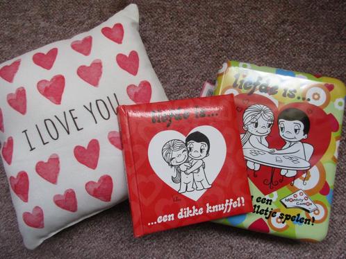 3 x Liefde is: kaartspel Identity games / kussentje / boek, Hobby en Vrije tijd, Gezelschapsspellen | Kaartspellen, Zo goed als nieuw