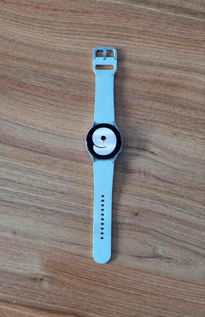 Samsung Galaxy Watch 4 40mm ZGAN + lederen band, Sieraden, Tassen en Uiterlijk, Smartwatches, Zo goed als nieuw, Android, Zilver