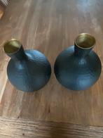 2 zwarte metalen vaasjes, Huis en Inrichting, Woonaccessoires | Vazen, Overige materialen, Gebruikt, Zwart, Ophalen of Verzenden