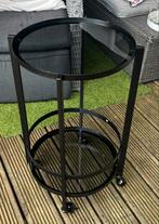 Bijzet tafel met glas en wieltjes, Huis en Inrichting, Tafels | Bijzettafels, Ophalen, Rond, 55 tot 75 cm, 60 cm of meer