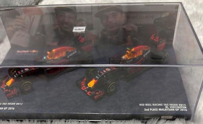 Minichamps Red Bull RB12 - Verstappen & Ricciardo, Hobby en Vrije tijd, Modelauto's | 1:43, Zo goed als nieuw, Auto, MiniChamps
