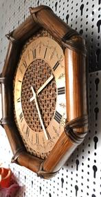 Vintage bamboe wandklok - manou/rotan /webbing / jaren 70, Ophalen of Verzenden, Gebruikt, Analoog, Wandklok