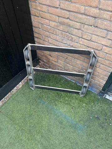 Kasten dieplader en hondje beschikbaar voor biedingen