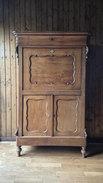 Twee Antieke mahonie / houten kasten beschikbaar voor biedingen