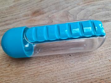 Waterfles met medicijnbakje beschikbaar voor biedingen