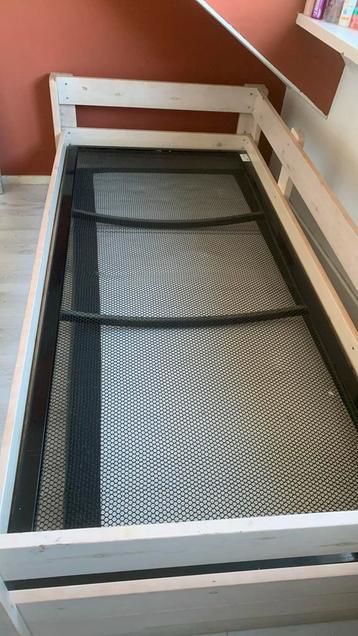 Leuke stevige bed