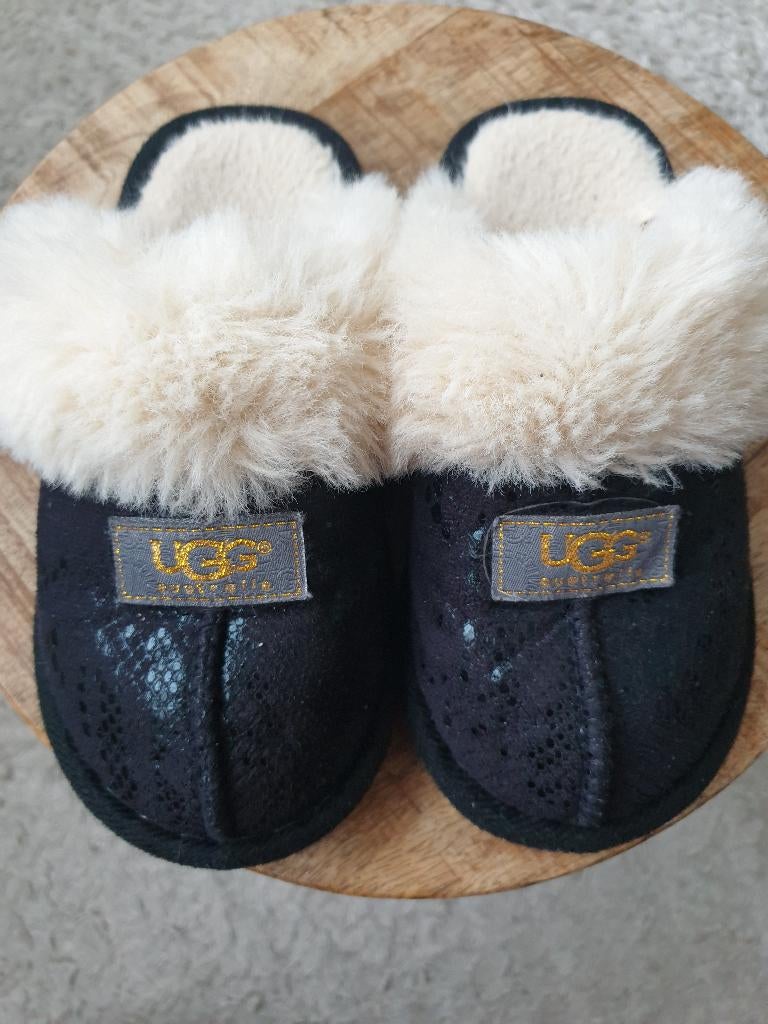 Uggs pantoffel maat 33, Kinderen en Baby's, Kinderkleding | Schoenen en Sokken, Jongen of Meisje, Overige typen, Ophalen of Verzenden