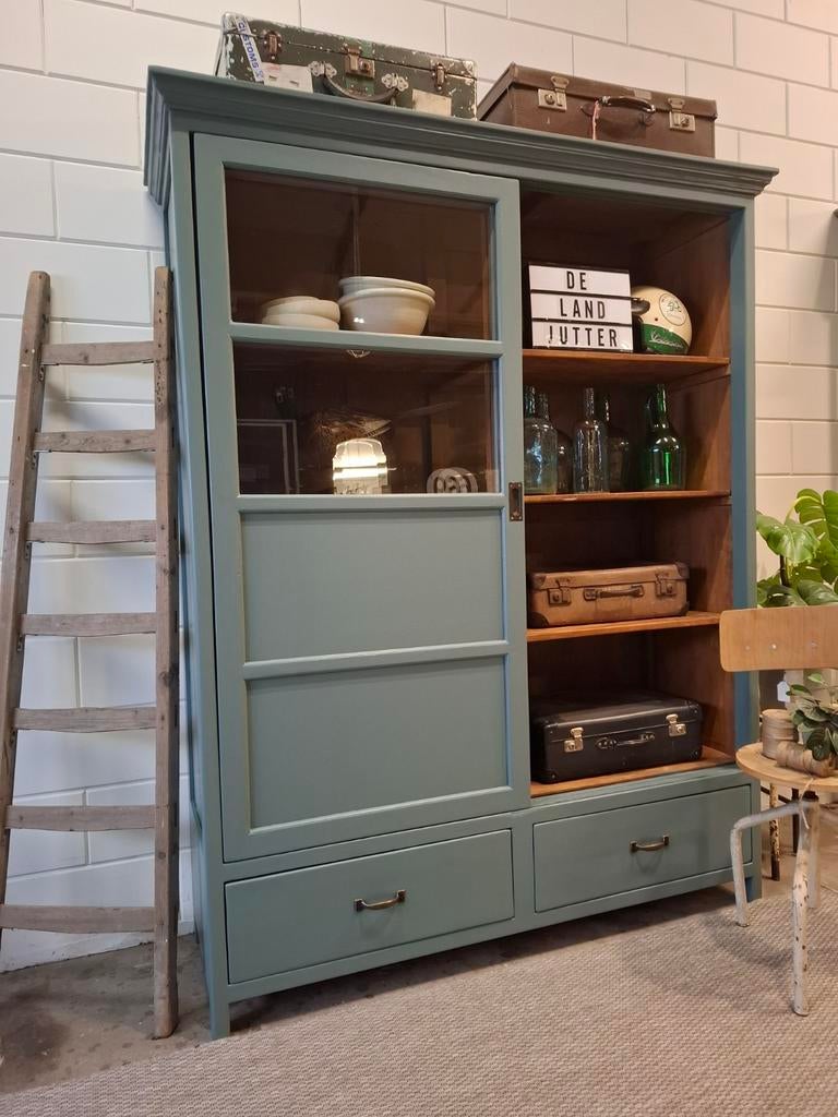 Brocante/vintage groene schoolkast, Landelijke buffetkast, Huis en Inrichting, Kasten | Vitrinekasten, Met deur(en), 200 cm of meer