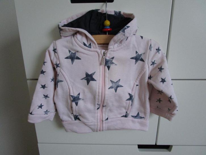Brums maat 74 - roze sweatvestje met blauwe sterren, Kinderen en Baby's, Babykleding | Maat 74, Zo goed als nieuw, Meisje, Truitje of Vestje