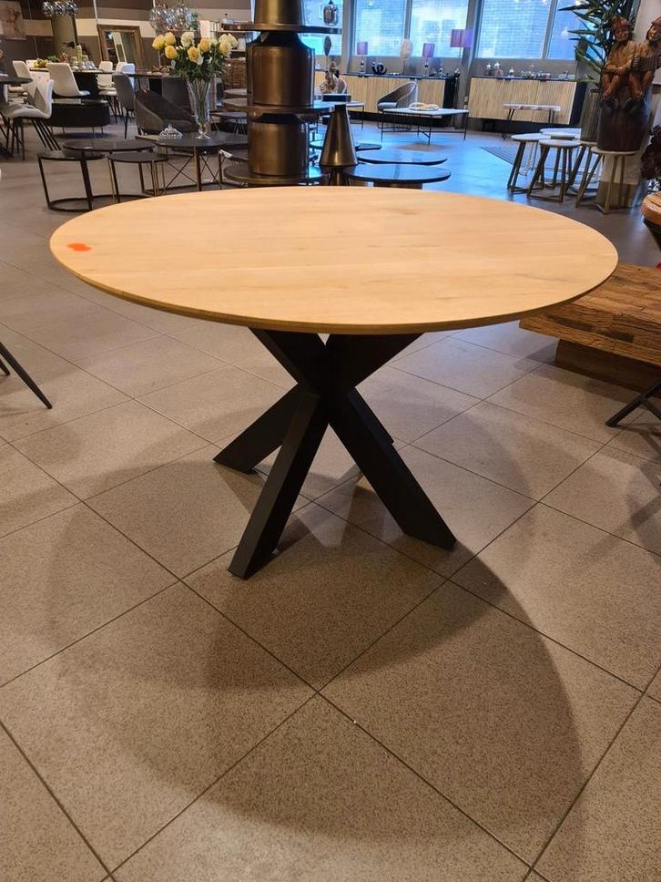 Nieuwe eettafel rond 120cm eikenhout op spinpoot €325, Huis en Inrichting, Woonaccessoires | Overige, Nieuw, Ophalen