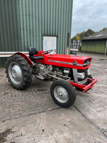 Zeer nette Massey Ferguson mf 133 tractor trekker beschikbaar voor biedingen