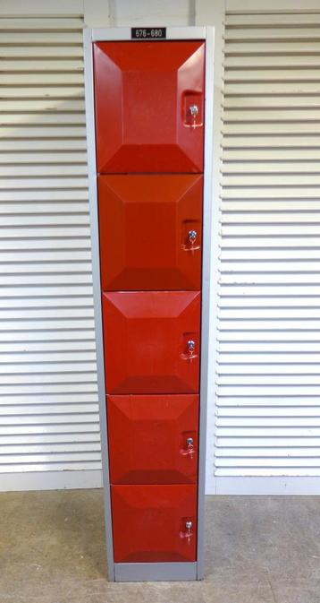 Mooie rode industriele retro locker beschikbaar voor biedingen