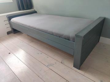 Woood bed grijs