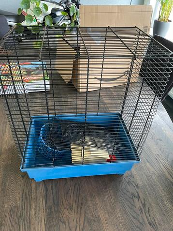 Hamsterkooi inc huisje, wiel en drinkfles beschikbaar voor biedingen