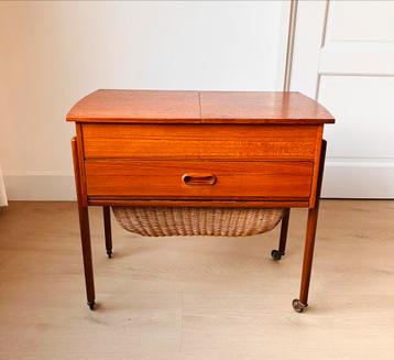 Deens design vintage naaikastje beschikbaar voor biedingen