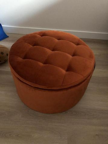 Koperkleurige poef met opbergruimte beschikbaar voor biedingen