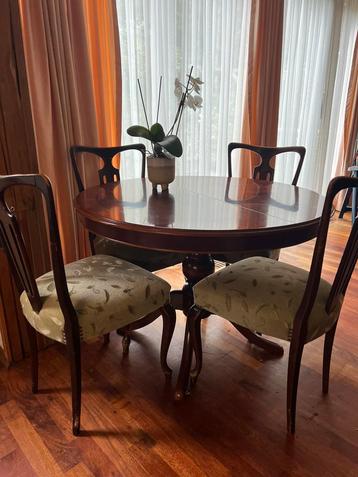 Ronde eettafel met 4 stoelen beschikbaar voor biedingen