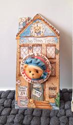 4 CHERISHED TEDDIES KRANTREDACTEUR, BAKKER, BROCHE, DISPLAY, Verzamelen, Beren en Cherished Teddies, Ophalen of Verzenden, Nieuw