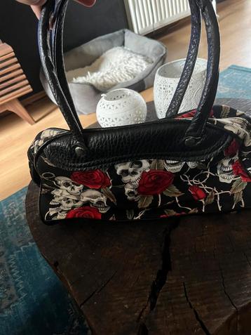 Tas met schedels beschikbaar voor biedingen