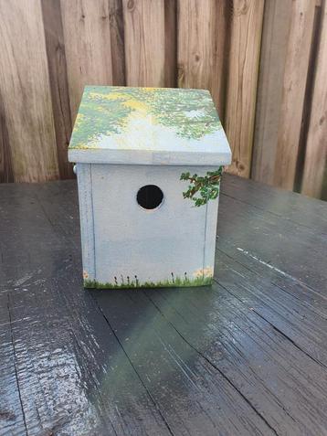 Vogelhuisje beschikbaar voor biedingen