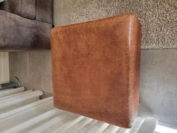 Leren poef beschikbaar voor biedingen