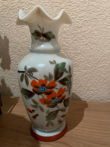 Antieke Vaas met Bloemmotieven beschikbaar voor biedingen