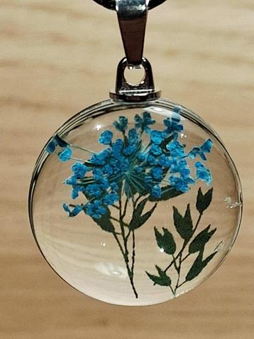 ronde glazen hanger blauwe bloemen beschikbaar voor biedingen