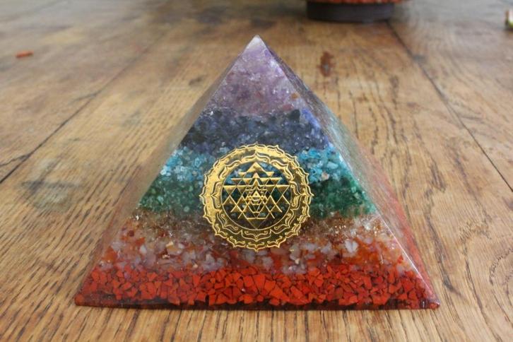 Orgonite piramide 7 Chakra, Sri Yantra en meer, Sieraden, Tassen en Uiterlijk, Edelstenen, Nieuw, Ophalen of Verzenden