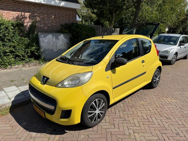 Peugeot 107 1.0 12V 3DR 2010 Geel 61.177 km, Auto's, Peugeot, Particulier, Benzine, A, Hatchback, Handgeschakeld, Origineel Nederlands