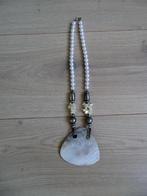 Ketting met grote witte schelp, Ophalen of Verzenden, Gebruikt, Wit, Overige materialen