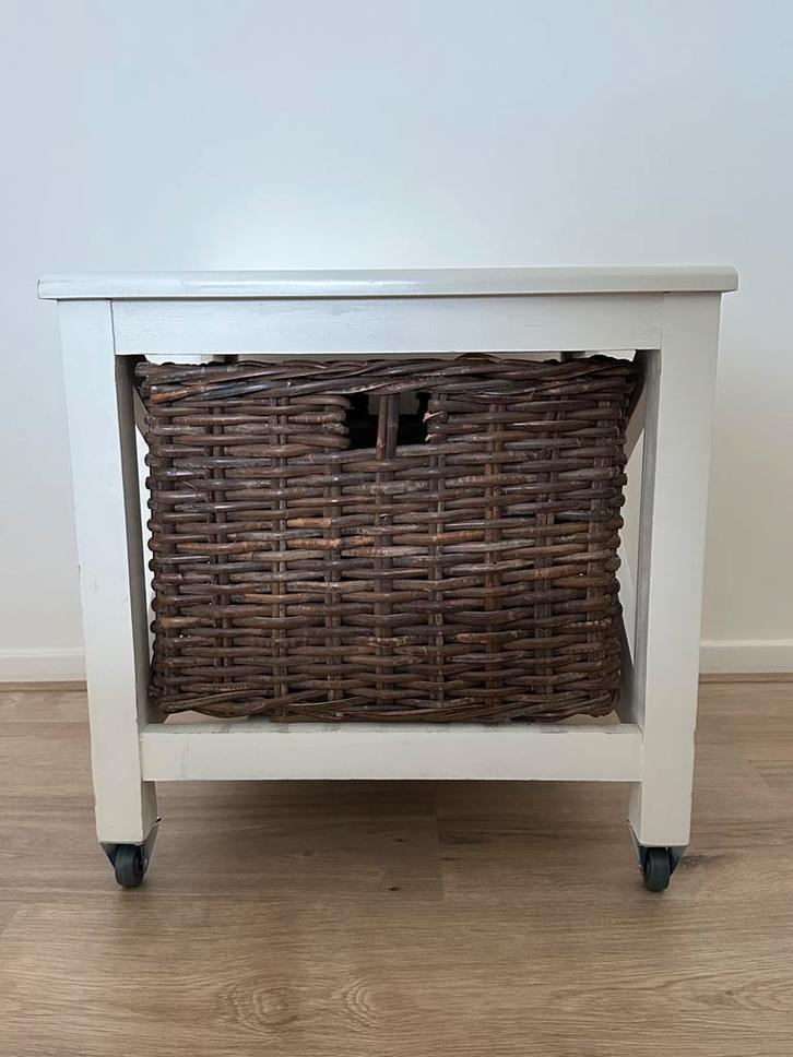 Bijzettafel 50x50 met wieltjes en rieten opbergmand, Huis en Inrichting, Tafels | Sidetables, Zo goed als nieuw, 25 tot 50 cm