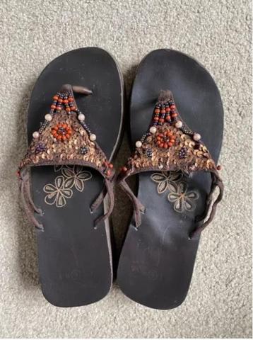 Teen slippers mt. 38 beschikbaar voor biedingen