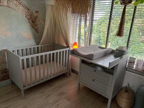 Ledikant & commode, Kinderen en Baby's, Kinderkamer | Complete kinderkamers, Zo goed als nieuw, Jongetje of Meisje, Ophalen of Verzenden