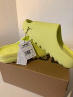 Yeezy Slides Glow Green Maat 42, Kleding | Heren, Schoenen, Ophalen of Verzenden, Nieuw, Yeezy