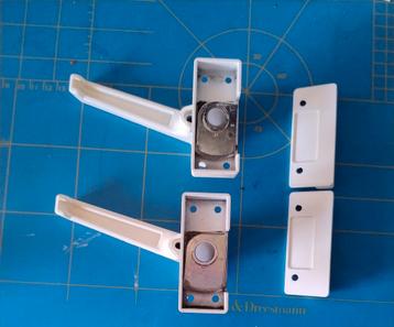 2 stel AXA RAAM / DEUR SLUITERS MET BEVEILIGINGS  KNOP. beschikbaar voor biedingen