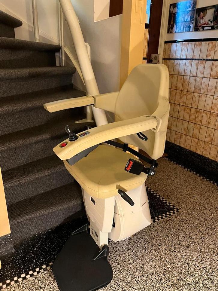 Traplift merk Handicare, 5 jaar oud, Diversen, Trapliften, Ophalen