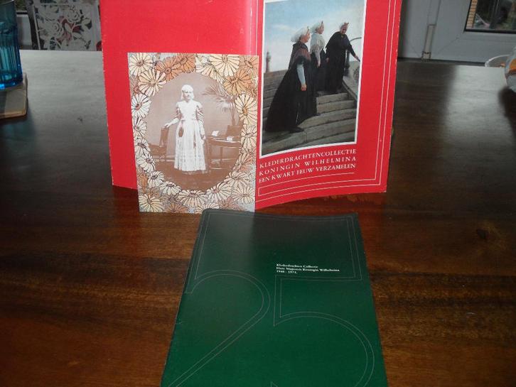 KLEDERDRACHTENVERZAMELING KONINGIN WILHELMINA+ANSICHTKAART., Verzamelen, Koninklijk Huis en Royalty, Gebruikt, Kaart, Foto of Prent