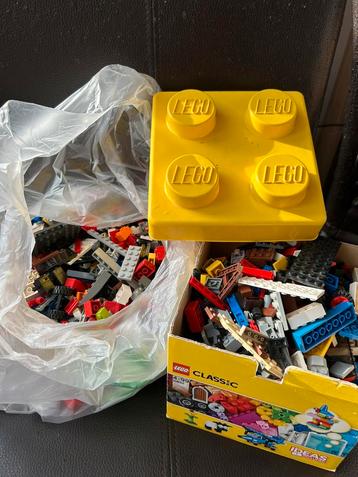 Partij losse lego met bak beschikbaar voor biedingen