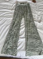 Flared zebra broek Maat M (valt kleiner als S), Maat 38/40 (M), Ophalen of Verzenden, Zo goed als nieuw, Lang