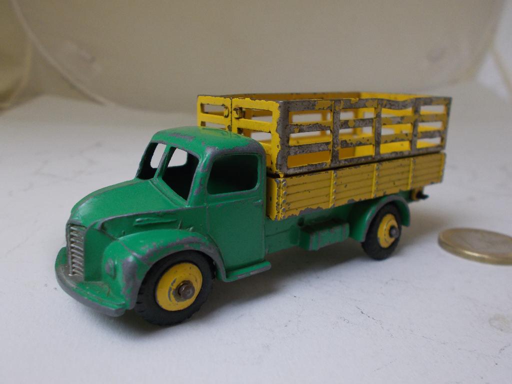 1950 Dinky Toys 30N DODGE FARM PRODUCE WAGON. (-B-), Ophalen of Verzenden, Gebruikt, Tractor of Landbouw, Dinky Toys